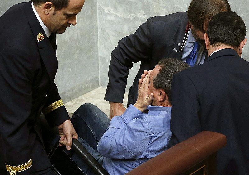 Baldoví fue trasladado primero al gabinete médico del Congreso y después en ambulancia a un centro hospitalario.