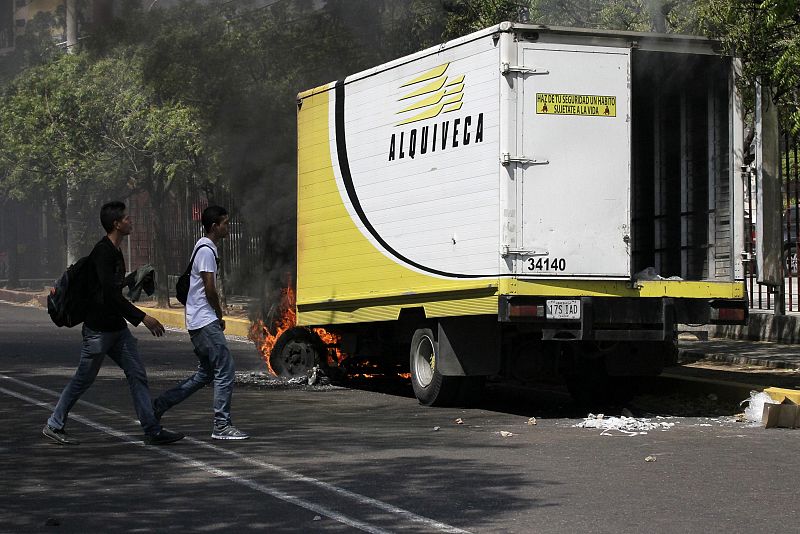 Un camión ardiendo tras una de las protestas en Maracaibo