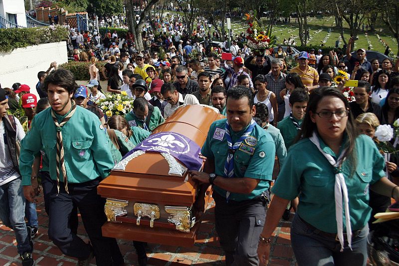 Miembros de los Boy Scouts portan el ataud del joven estudiante Kluiver Roa fallecido durante una protesta opositora en Venezuela