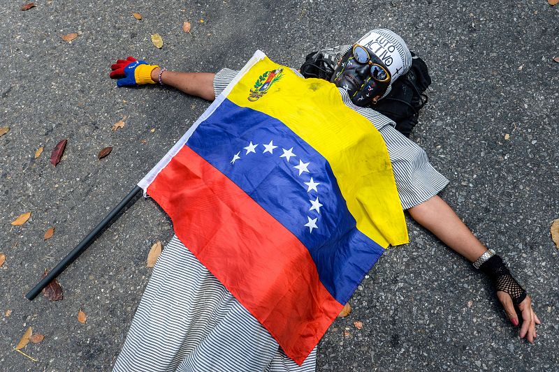 Un activista protesta contra el Gobierno de Maduro por la muerte de un estudiante