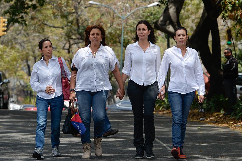 La líder opositora Maria Corina Machado junto a otras activistas en una de las manifestaciones