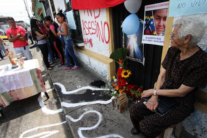 Un grupo de personas asiste a una misa en memoria del adolescente Kluiver Roa, de 14 años, en San Cristóbal (Venezuela)