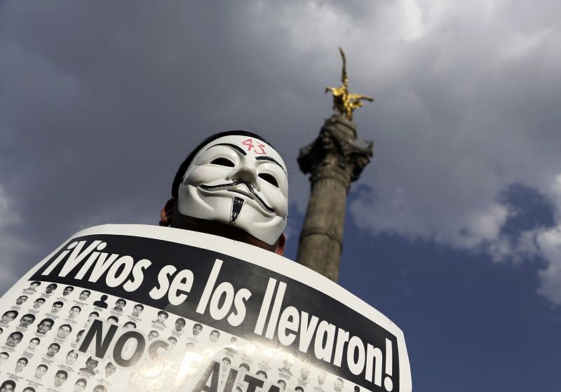 Un manifestante con la máscara de Guy Fawkes durante la marcha