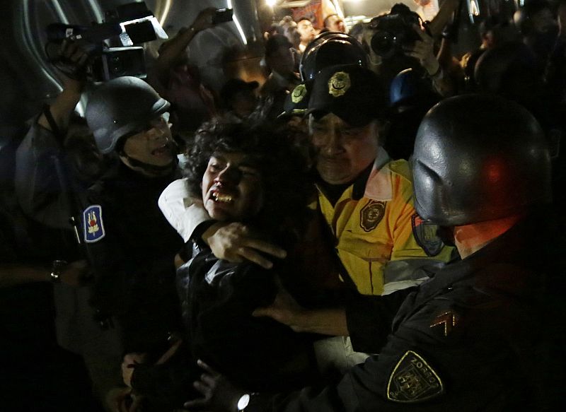 Uno de los manifestantes se enfrenta con la policía