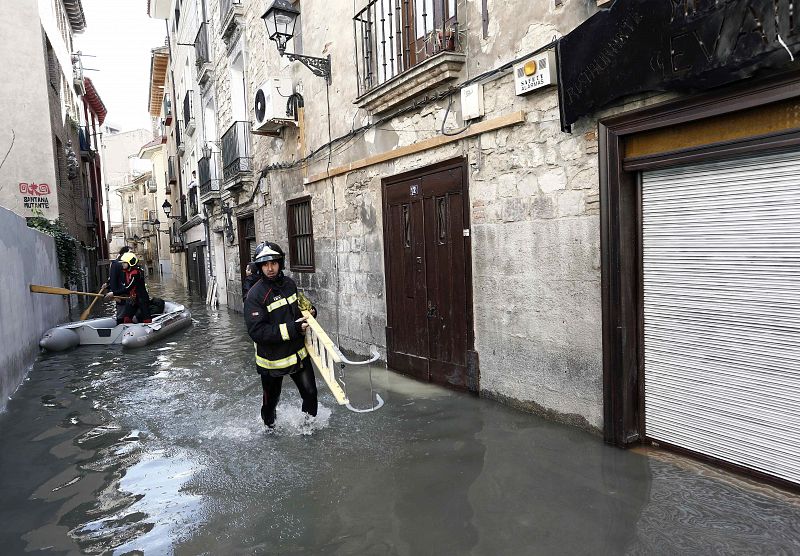 Un bombero en el casco viejo de Tudela tras la crecida del río Ebro