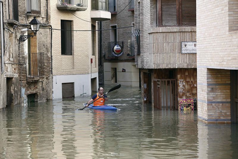 Un piragüista rema por Tudela, coincidiendo con la máxima crecida del rio Ebro