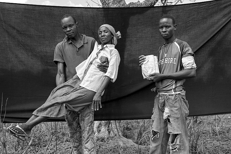 Lucie, de 38 años, con su esposo e hijo cogieron su "preciada Biblia" para huir hasta Libenge (República Democrática del Congo).