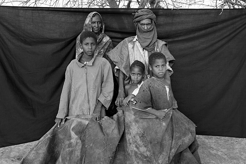 Omar Ag Chakude y su familia decidieron llevarse su tienda cuando huyeron al campo de refugiados de Goudebou.