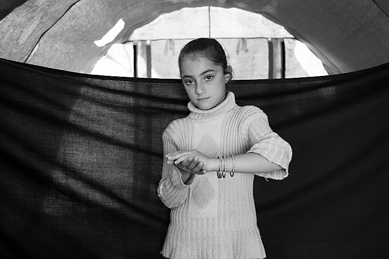May, de 8 años, cogió sus pulseras cuando huyó al campamento de Domiz, Kurdistán (Iraq).