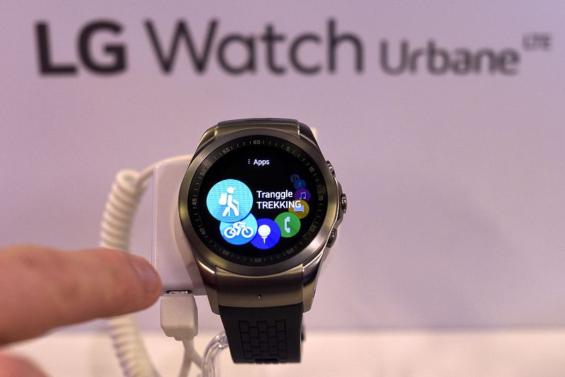 Una persona señala al LG Watch Urbane durante su presentación en el 2014 el Mobile World Congress (MWC) en Barcelona.