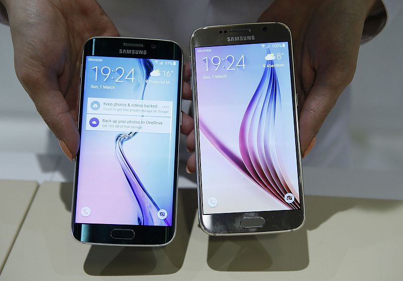 Una azafata muestra los dos modelos disponibles del Galaxy S6 en Barcelona.