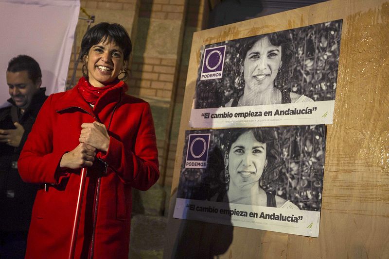 Teresa Rodríguez, de Podemos, ha hecho la pegada de carteles en Cádiz.