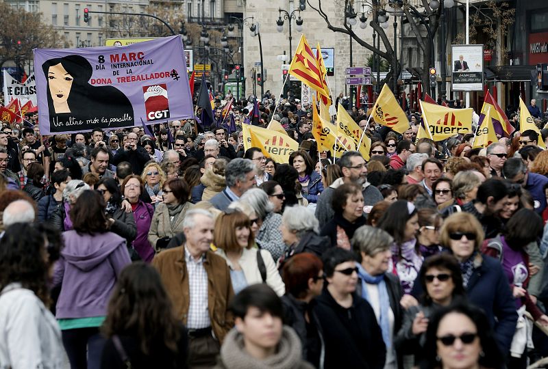 Los sindicatos CCOO y UGT han celebrado en Valencia el Día Internacional de la Mujer con una manifestación para denunciar la desigualdad de las mujeres tanto en aspectos laborales como sociales y económicos.