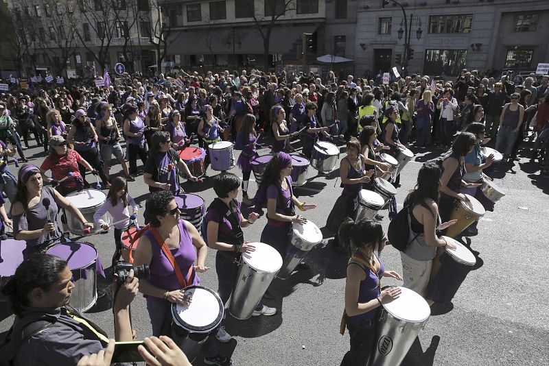 Vista de la marcha en la que miles de personas han recorrido Madrid en el Día Internacional de la Mujer para reivindicar la igualdad de género y defender el aborto libre y gratuito.