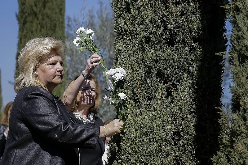 La presidenta de la Asociación de Víctimas del Terrorismo, Ángeles Pedraza, en el homenaje del Bosque del Recuerdo del parque del Retiro de Madrid.