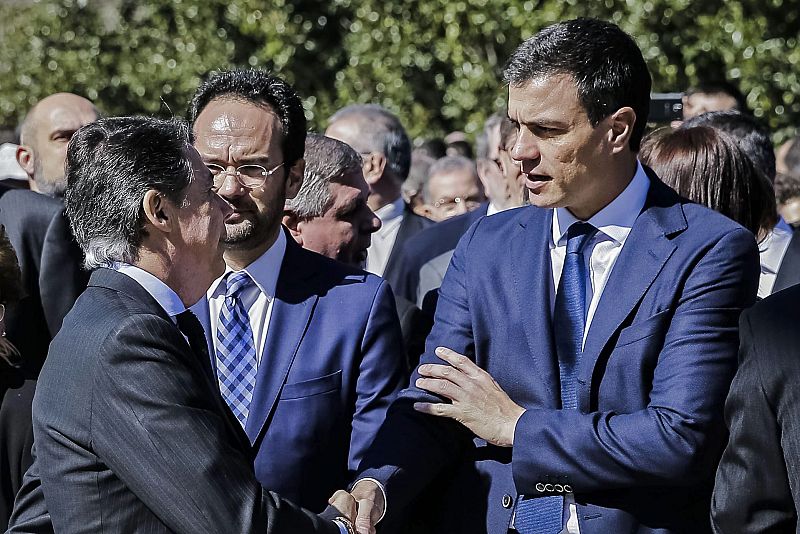 González ha saludado a Pedro Sánchez, líder del PSOE, en el homenaje en el Bosque del Recuerdo.