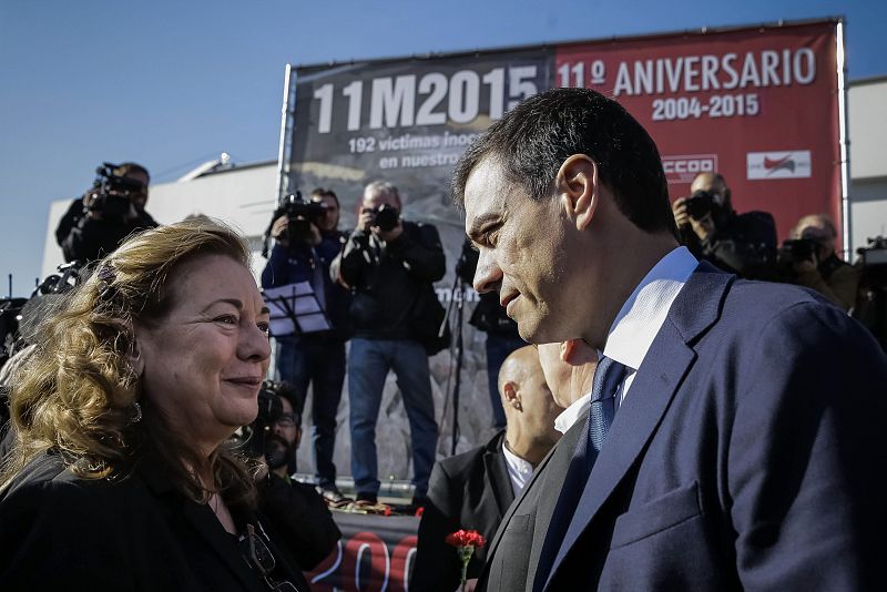 Al homenaje en Atocha ha asistido el líder del PSOE, Pedro Sánchez, y otros dirigentes de IU, UPyD y de los sindicatos CC.OO. y UGT.