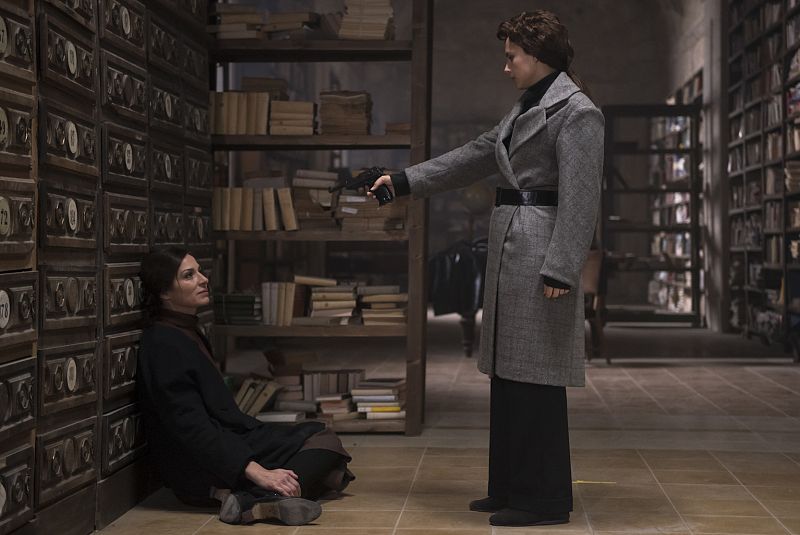 Amelia apunta a Lola