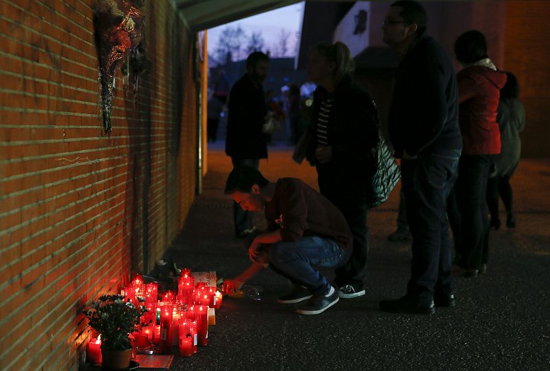 Varias personas encienden velas en el undécimo aniversario del 11-M en la estación de El Pozo