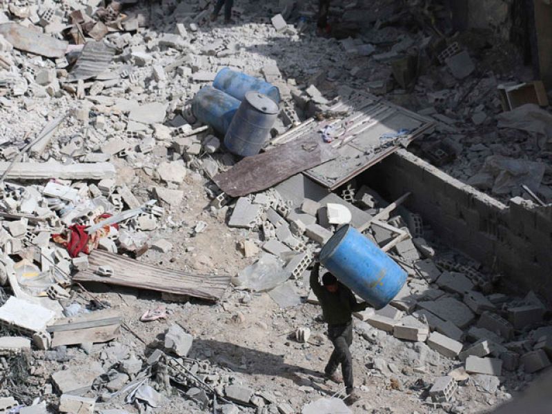 Las bombas de barril están cargadas de explosivo y metralla para causar el mayor daño posible.