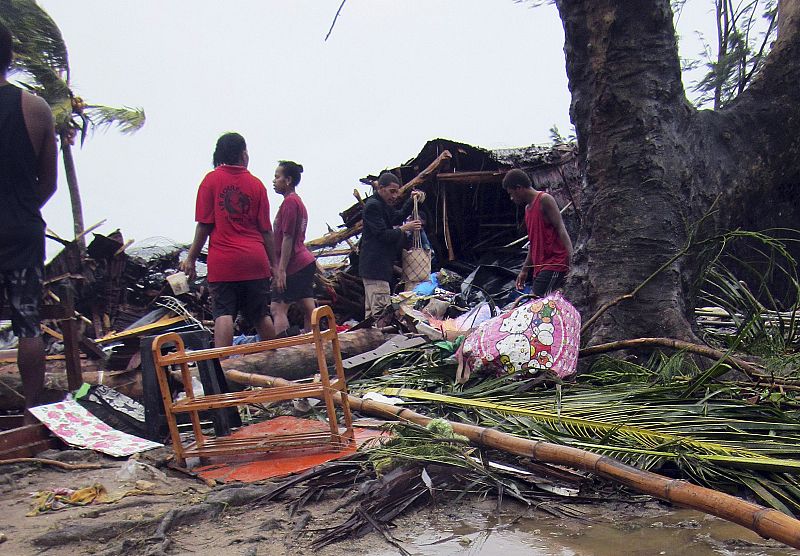 Residentes de Port Vila observan los daños provocados por Pam