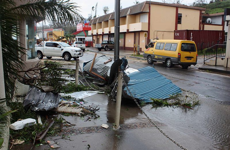 Escombros y edificio dañados tras el paso de Pam por Port Vila