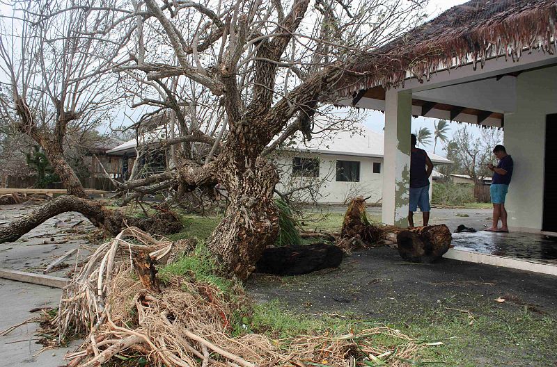 Varios residentes de Port Vila valoran los daños del ciclón