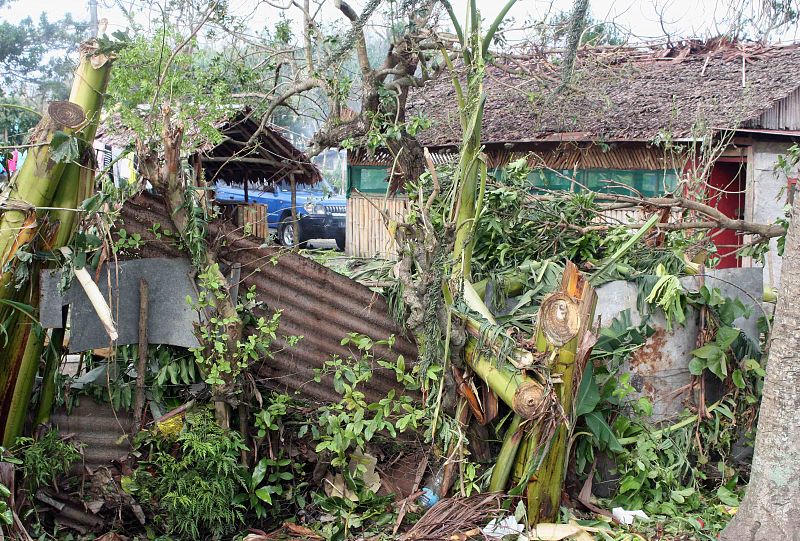 Escombros y árboles caídos tras el paso del ciclón por Port Vila