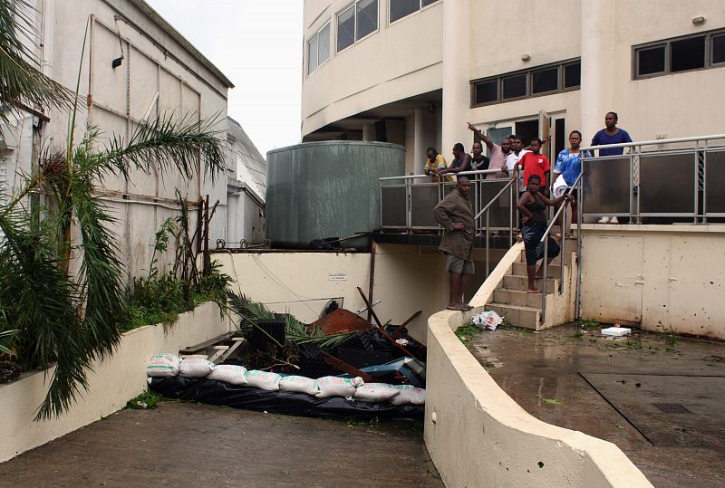 Los residentes de Port Vila forman barreras para minimizar los daños del ciclón