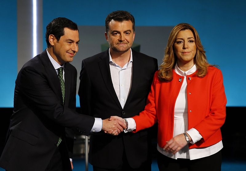 Los candidatos a la presidencia de la Junta de Andalucía, Susana Díaz (PSOE) y Juan Manuel Moreno (PP) se dan la mano junto al candidato de Izquierda Unida, Antonio Maíllo minutos antes de comenzar el debate en RTVE.