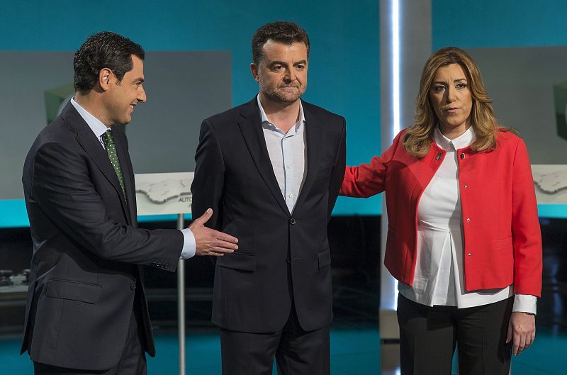 Los tres candidatos a la Presidencia de la Junta de Andalucía de los partidos con representación en el Parlamento andaluz, Juanma Moreno, del PP; Antonio Maíllo, de IU, y Susana Díaz, del PSOE; (izq a dcha) se saludan momentos antes del inicio del de