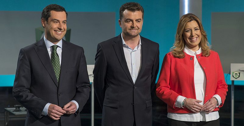Los tres candidatos a la Presidencia de la Junta de Andalucía de los partidos con representación en el Parlamento andaluz posan para la prensa antes del comienzo del debate electoral.
