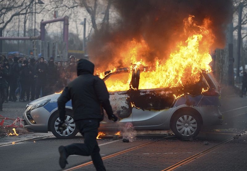 Un vehículo policial arde ante la nueva sede del Banco Central Europeo