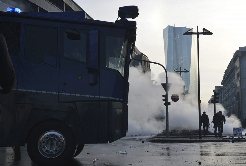 La policía antidisturbios lanza chorros de agua contra los manifestantes