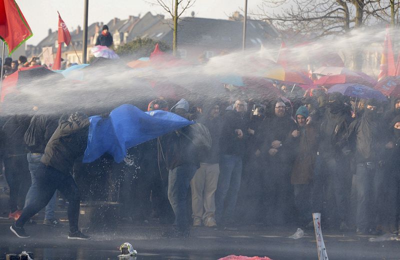 La policía antidisturbios carga contra los manifestantes