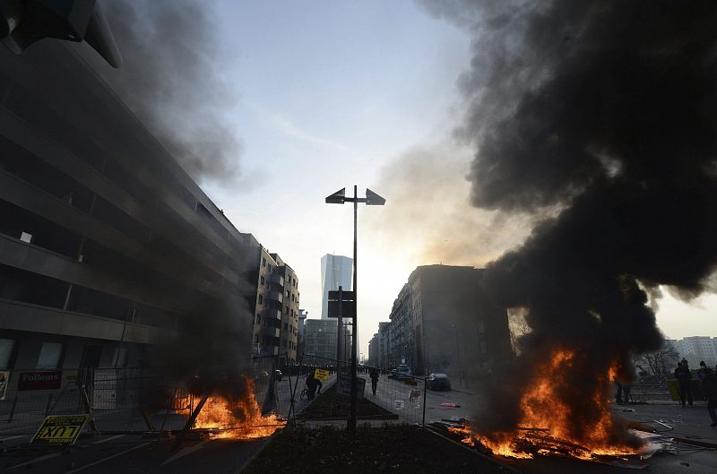 Manifestantes prenden en llamas una barricada durante una protesta ante la nueva sede del Banco Central Europeo