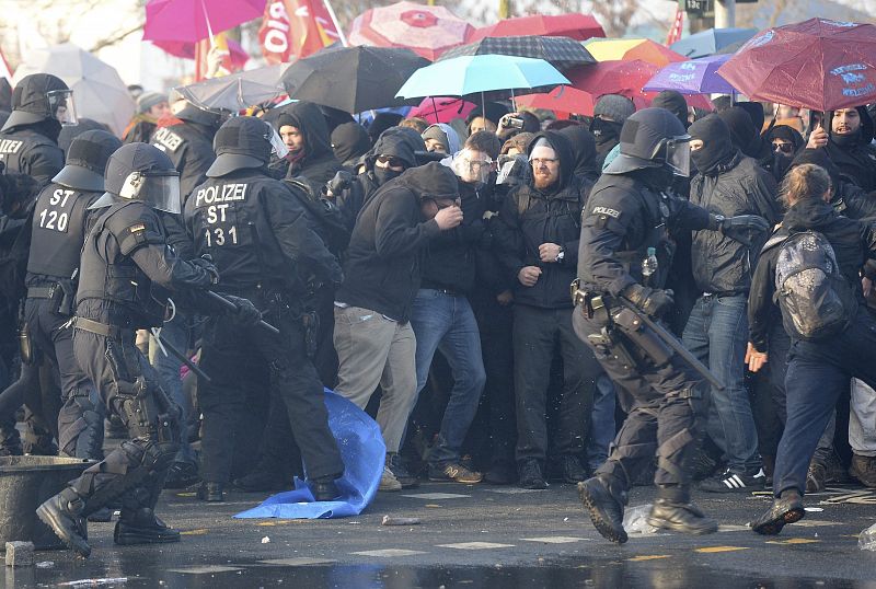 La policía antidisturbios carga contra los manifestantes durante la protesta