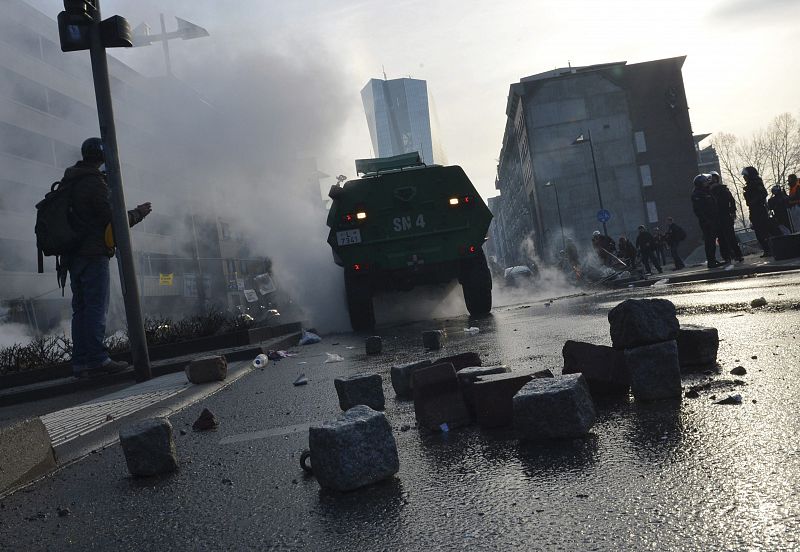 Algunos manifestantes han lanzado adoquines a la policía alemana