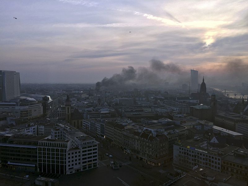 Imagen de la ciudad de Fráncfort en la que se ve el humo provocado por la quema de coches y barricadas