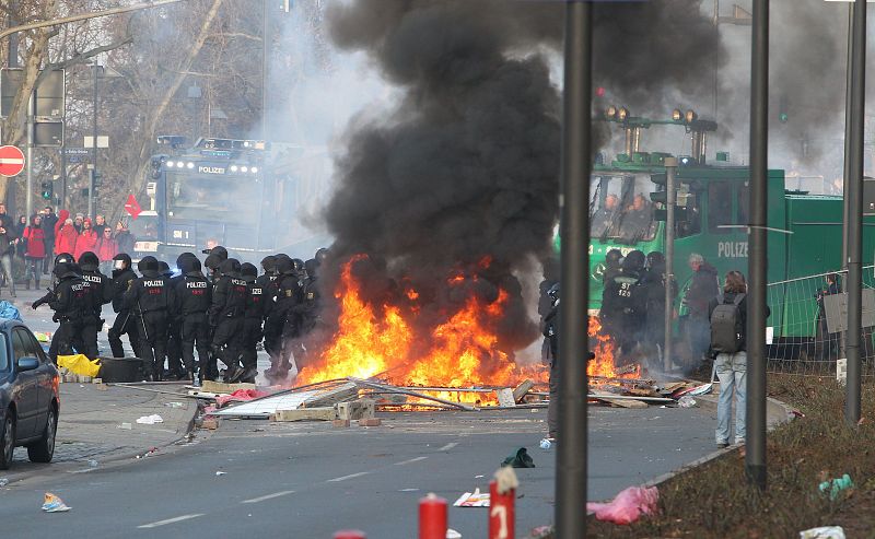 Los manifestantes han quemado tablas para formar barricadas