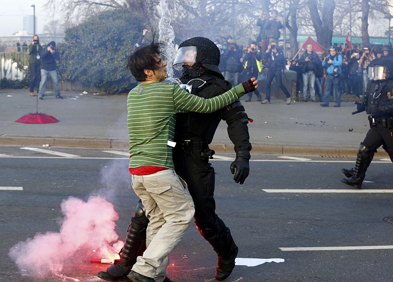 Un policía para a un manifestante en los alrededores de la nueva sede del BCE