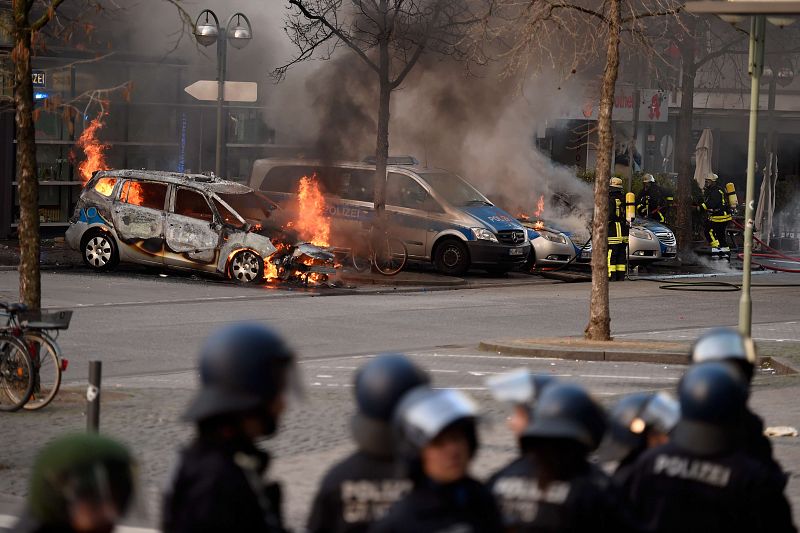 Varios coches de policía han sido quemados