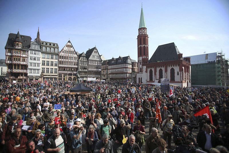 Numerosas personas se reúnen en la plaza Römer