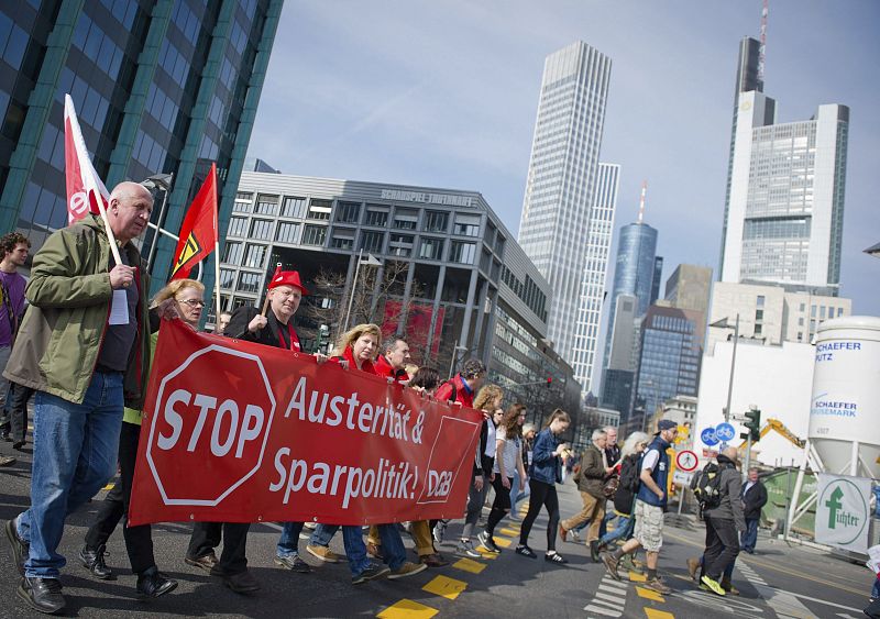 Miembros de sindicatos alemanes protestan ante la nueva sede del Banco Central Europeo