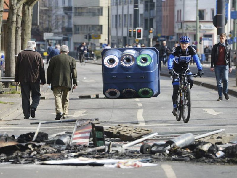 Peatones y ciclistas circulan por las calles cercanas a la nueva sede del Banco Central Europeo