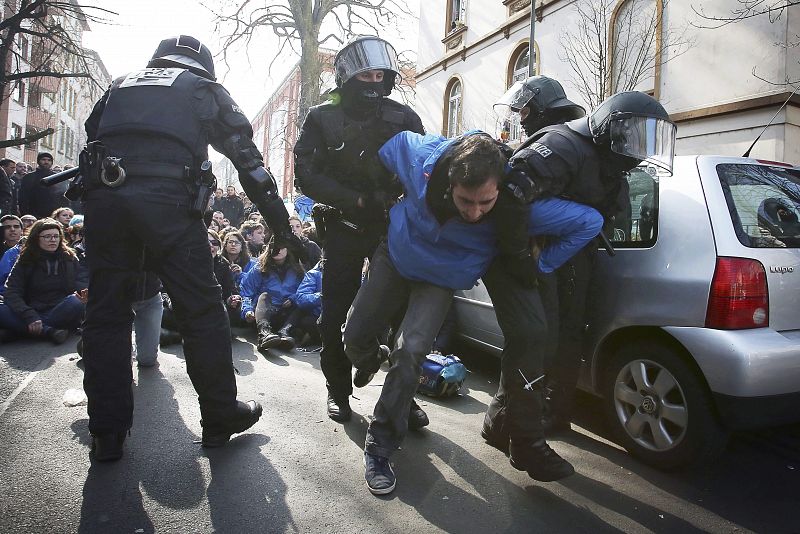 Policías antidisturbios detienen a un manifestante