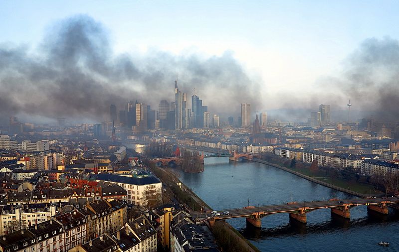 Fotografía facilitada por www.mainhattan-webcam.de, que muestra cómo el humo cubre el horizonte del distrito financiero de Fráncfort