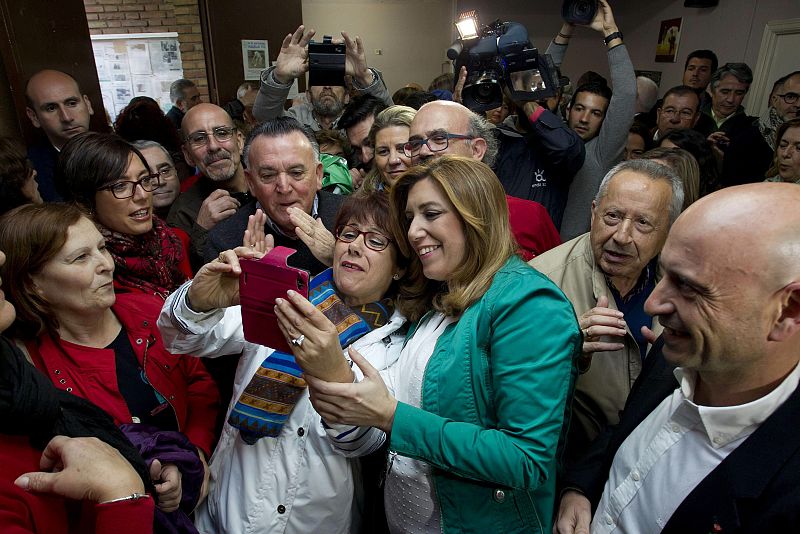 Susana Díaz posa con varios vecinos de la barriada de La Luz en Málaga