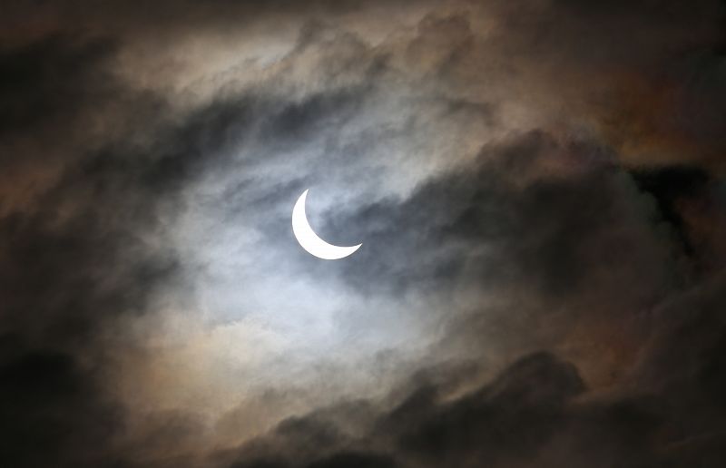 Las nubes y la luna dan una imagen fantasmagórica al eclipse en Plymouth, en Inglaterra.