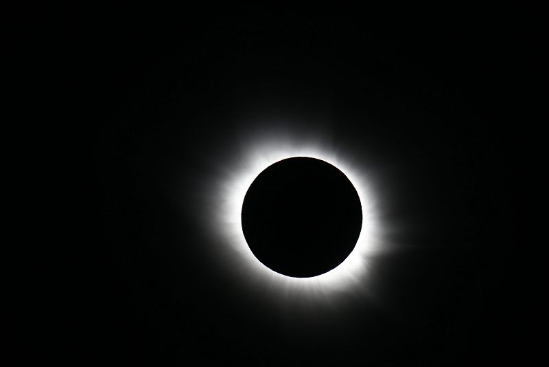 El eclipse solo se ve como eclipse total en las islas Feroe (Atlántico septentrional) y en las Svalbard (Océano Ártico)